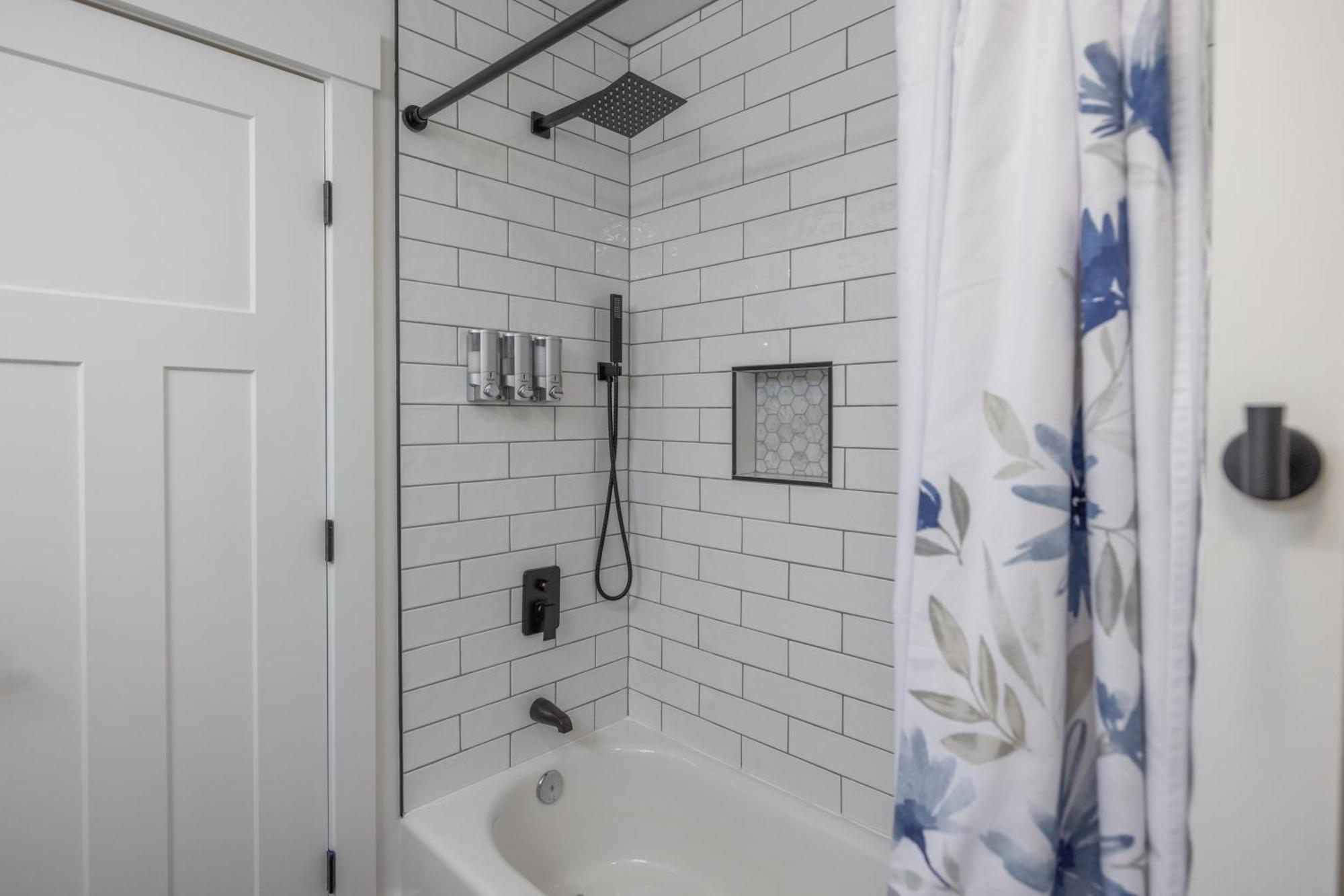 فيلا Mid-Century Modern Impeccable Remodel With Hot Tub آشفيل المظهر الخارجي الصورة