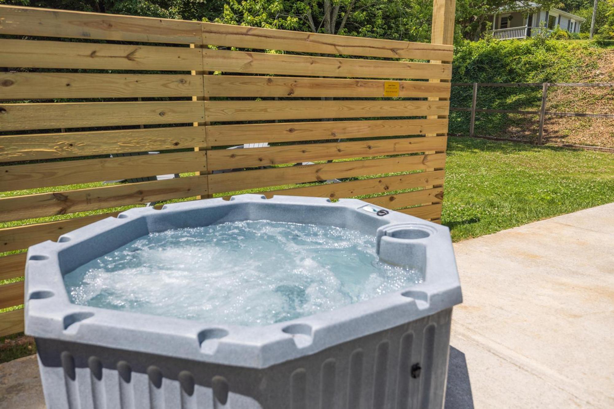 فيلا Mid-Century Modern Impeccable Remodel With Hot Tub آشفيل المظهر الخارجي الصورة