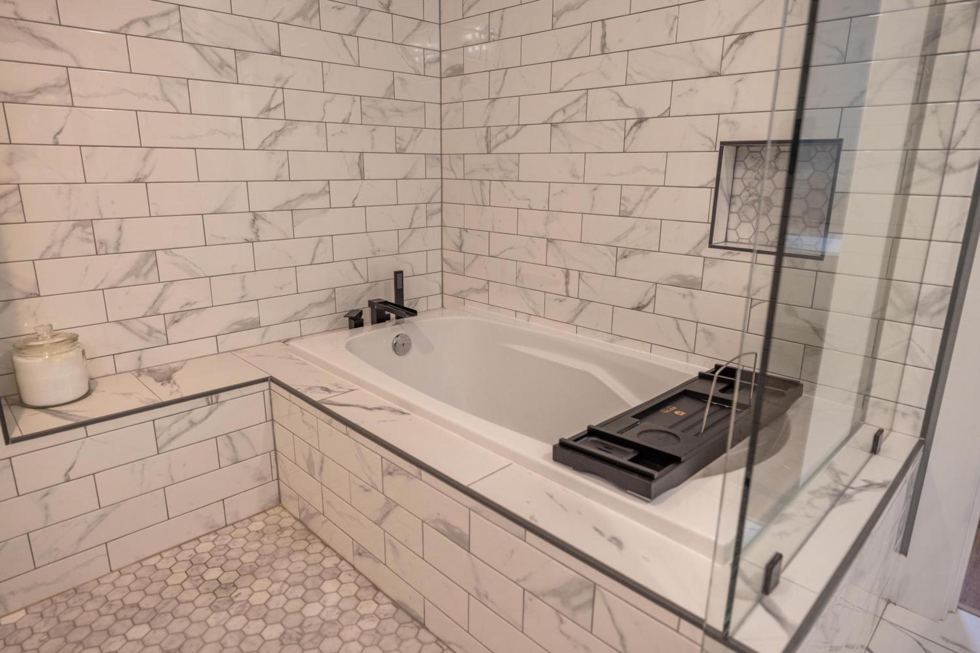 فيلا Mid-Century Modern Impeccable Remodel With Hot Tub آشفيل المظهر الخارجي الصورة