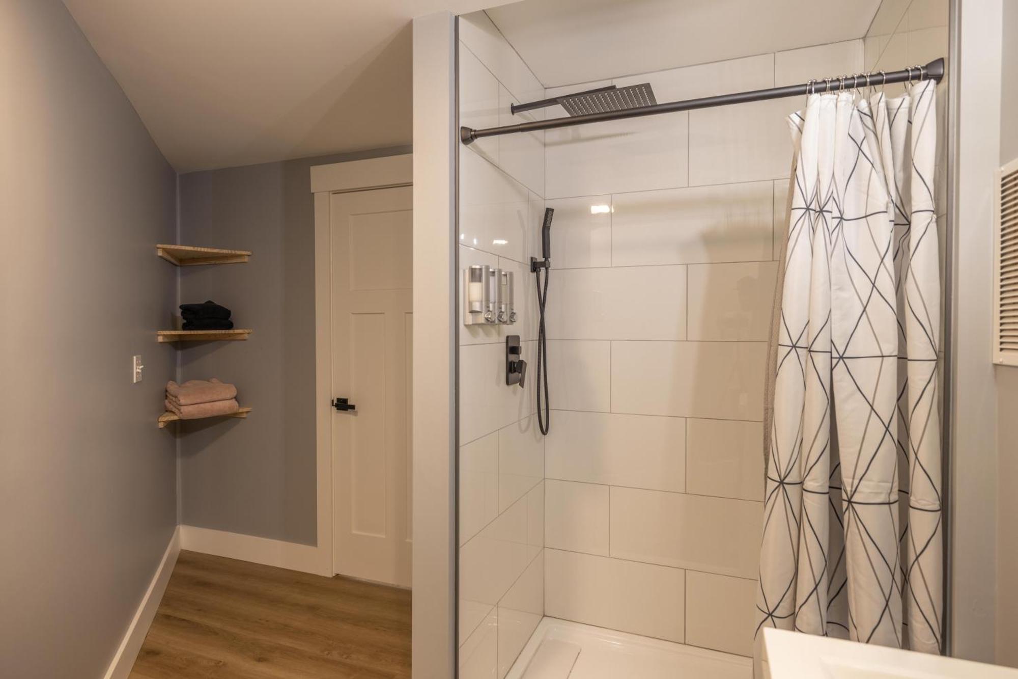 فيلا Mid-Century Modern Impeccable Remodel With Hot Tub آشفيل المظهر الخارجي الصورة